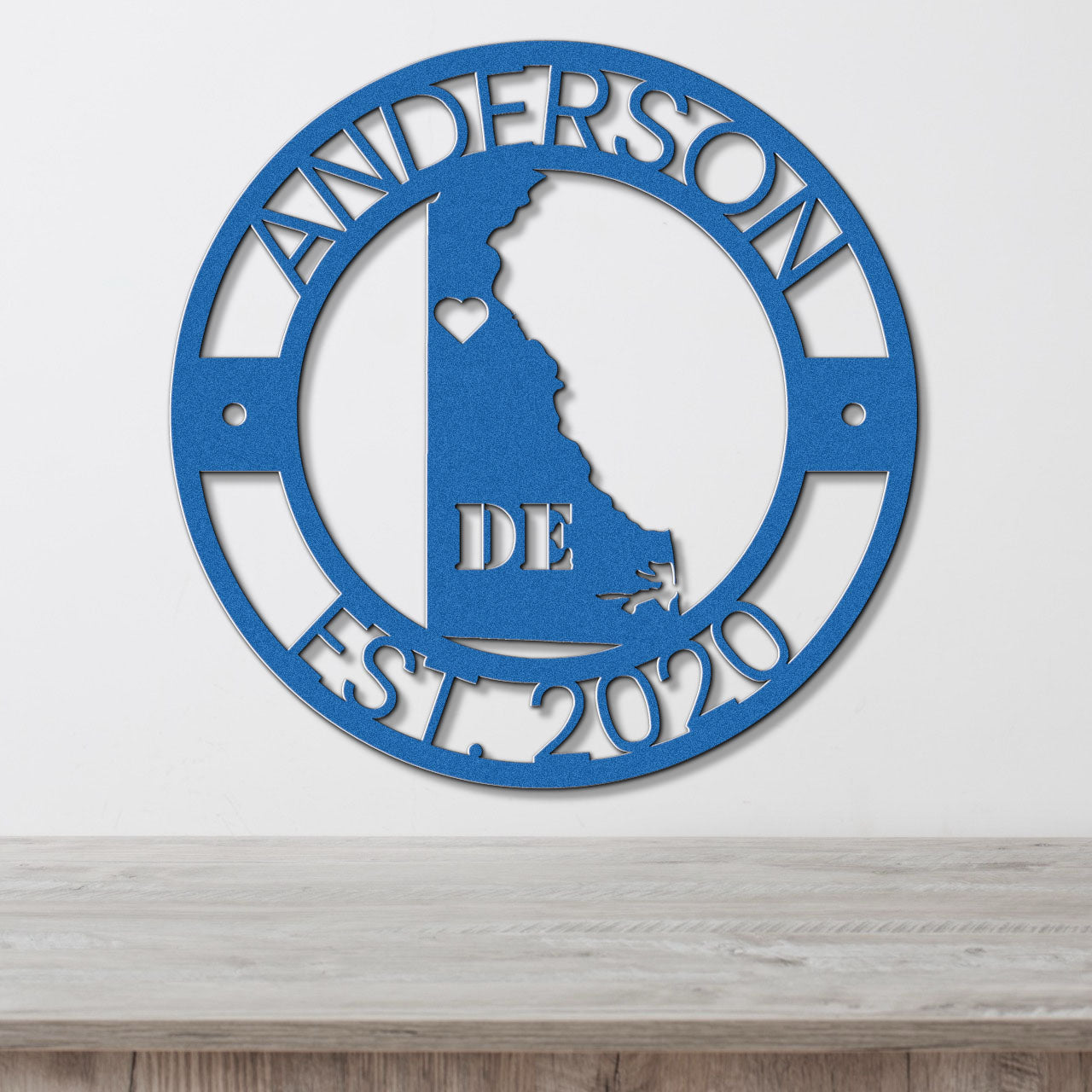 a blue metal sign that says anderson de est 2010